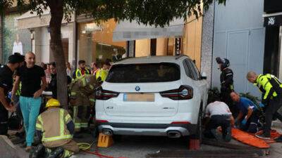 Машина сбила пешеходов в центре Тель-Авива: один человек погиб, трое раненых