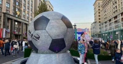 Поставили копию в Москве: россияне "украли" из Донецка знаменитый фонтан-мяч (фото)