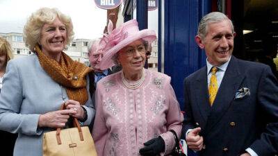 Елизавета II - королева Елизавета - Роджер Мур - Двойник королевы Елизаветы ушла в отставку после 34 лет службы - vesty.co.il - Англия - Израиль
