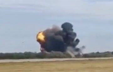 Падение и взрыв российского СУ-25 во время взлета в Крыму попали на видео