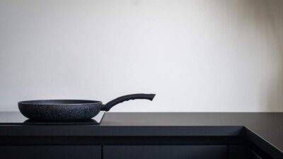 Идеальная поверхность: как легко очистить индукционную плиту от жира и гари