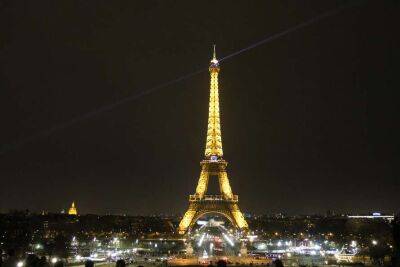 Символ Парижа «відключатимуть» на годину раніше