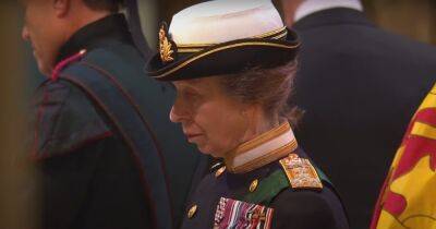 Принцесса Анна впервые в истории страны приняла участие в "Бдении принцев" у гроба матери
