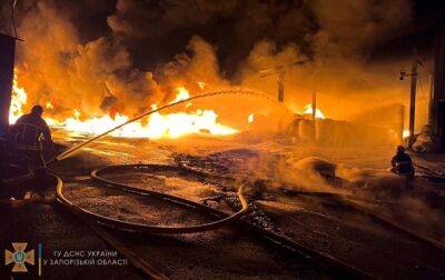 В Запорожье произошел масштабный пожар на складе вторсырья