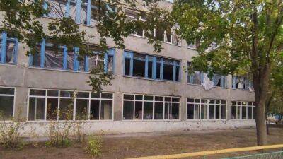 Оккупанты в Мариуполе "добивают" украинское образование: книги уничтожают, детей перевели на паек