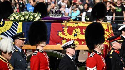 В Лондоне церемония прощания с королевой открылась для публики
