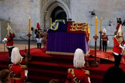 Последний этап перед похоронами: гроб с телом Елизаветы II занесли в Вестминстерский дворец