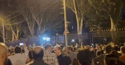 В Армении требуют отставки премьера: у парламента собрался протест (видео)