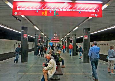 Женщина упала под поезд в метро Праги