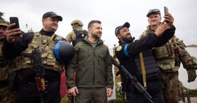 "Невозможно оккупировать украинский народ": Зеленский посетил освобожденный Изюм
