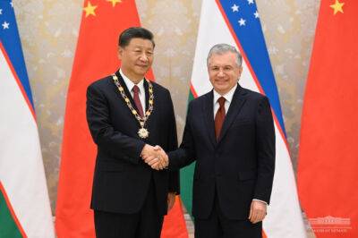 Мирзиёев вручил Си Цзиньпину высшую госнаграду Узбекистана