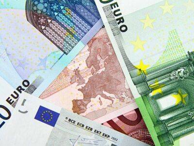 Петербуржцы начали закапывать евро на границе с Финляндией