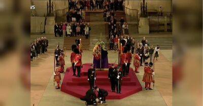 Королівський гвардієць знепритомнів у варті біля труни Єлизавети II (відео)
