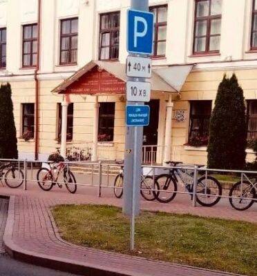 В Гродно изменились правила парковки у гимназии в центре города