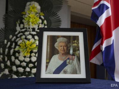 Мировые лидеры возмущены необходимостью приехать на похороны королевы Елизаветы на автобусах. Некоторые хотят исключения – СМИ