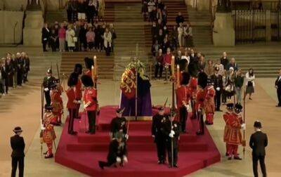 Елизавета II - Елизавета Великобритании - Королевский стражник потерял сознание у гроба Елизаветы II - korrespondent.net - Украина - Англия - Охранник