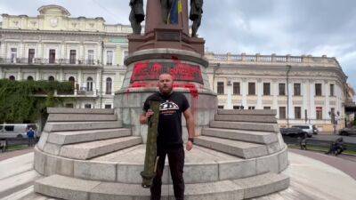 Активист пришел с гранатометом к памятнику Екатерине II