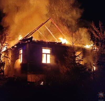 В деревне под Волковыском загорелся жилой дом и хозпостройка