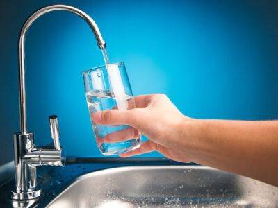 Нужно ли выпивать в сутки 2,5 литра воды: эксперты рассказали, как рассчитать объем жидкости