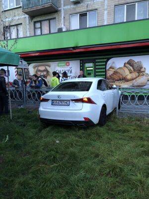 В Киеве Lexus на большой скорости врезался в остановку с людьми (ФОТО)