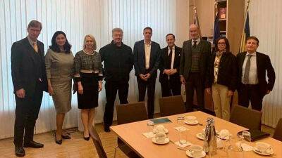 Порошенко обговорив із послами G7 та ЄС постачання Україні зброї, санкції проти РФ та перспективи членства в НАТО