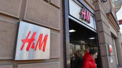 Удачный обход: H&M стал ввозить в Россию новую коллекцию