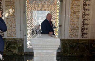 Лукашенко посетил мавзолей первого Президента Узбекистана Ислама Каримова