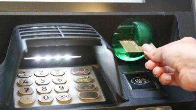 Без купюр: количество банкоматов в РФ сократилось рекордно с 2016 года