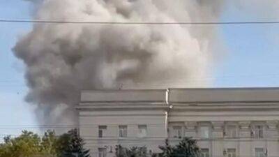 В Херсоне слышали мощные взрывы: над городом поднялся густой дым