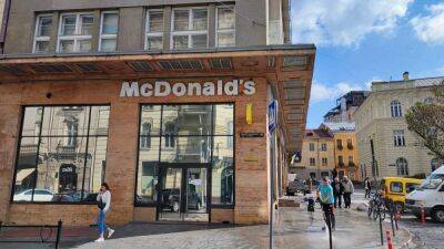Теперь во Львове: работники McDonald's убирают заведение на фоне интригующих сообщений