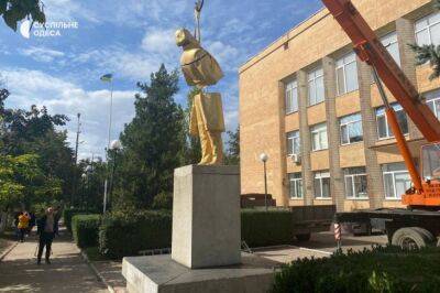 В Арцизе на Одесчине демонтировали памятник Карлу Марксу | Новости Одессы