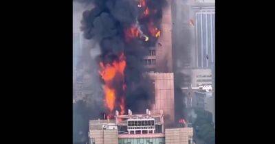 Сгорел за 20 минут: В Китае масштабный пожар охватил 200-метровый небоскреб (видео)