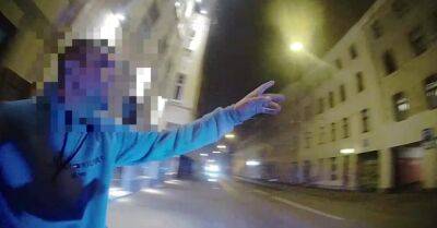 ВИДЕО. ЧП в центре Риги: мужчина вызвал полицию и сломал зеркало в служебном автомобиле