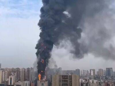 В Китае загорелся 42-этажный небоскреб, в нем были люди. Видео