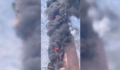 В Китае за несколько минут сгорел 200-метровый небоскреб: внутри были сотни людей (ФОТО)