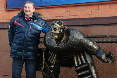 Перед "Музеем хоккейной славы" в Москве появилась статую неопределённому вратарю, которая была подарена Третьяку. ФОТО