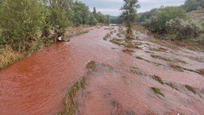 После ракетных ударов вода в Ингульце стала красного цвета (ФОТО)