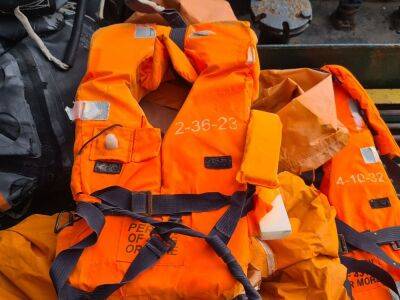 В Черном море нашли дырявый спасательный плот с вещами экипажа утонувшего крейсера "Москва" – Госпогранслужба