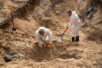 В Изюме началась эксгумация тел погибших, найденных в месте массового захоронения (ФОТО)