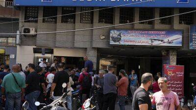 Жители Ливана пытаются забрать из банков свои деньги