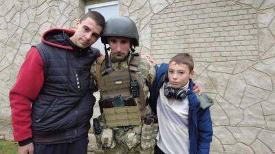 Боец ТРО впервые после деоккупации встретился с родными в селе под Волчанском: видео до слез