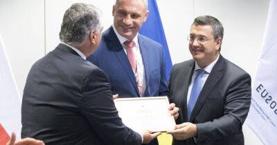 Кличко получил сертификат почетного члена Европейского комитета регионов: "Наше сотрудничество должно быть более эффективным"
