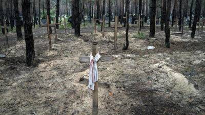 Сотни могил найдены в Изюме: Зеленский обвинил Россию в военных преступлениях