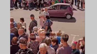 Из-за войны нет воды: Жители Николаева стоят в длинной очереди за привозной питьевой водой (ФОТО)