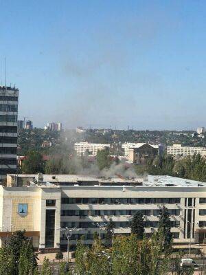 Донецьк під обстрілом: очевидці публікують кадри пожежі в центрі міста