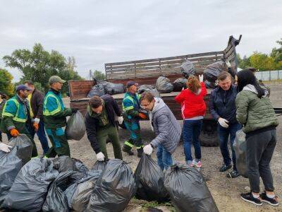 В Киеве специалисты Госэкоинспекции отметили Всемирный день уборки, устроив толоку