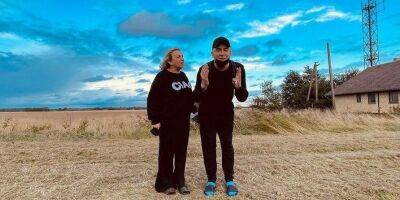 После похудения на 14 кг. Андрей Данилко поделился фото с «мамой» Верки Сердючки в Латвии