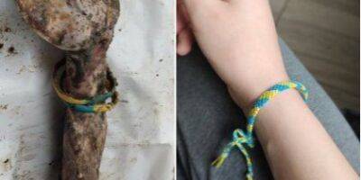 «Это мог быть каждый из нас». Украинцы в соцсетях запустили флешмоб с фотографией руки замученного человека с сине-желтым браслетом