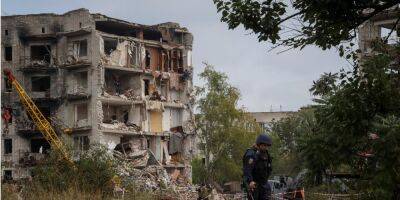 Убили 54 человека. Омбудсмен записал видеообращение на фоне разрушенной многоэтажки в Изюме