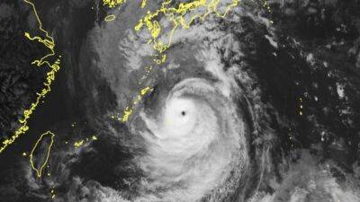 Япония готовится к "очень опасному" тайфуну Nanmadol